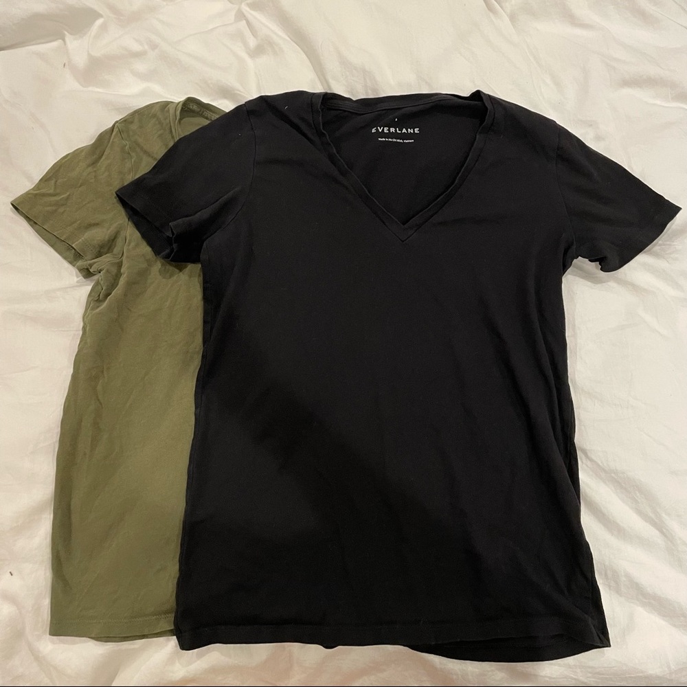 Everlane organic cotton v neck tshirts size S